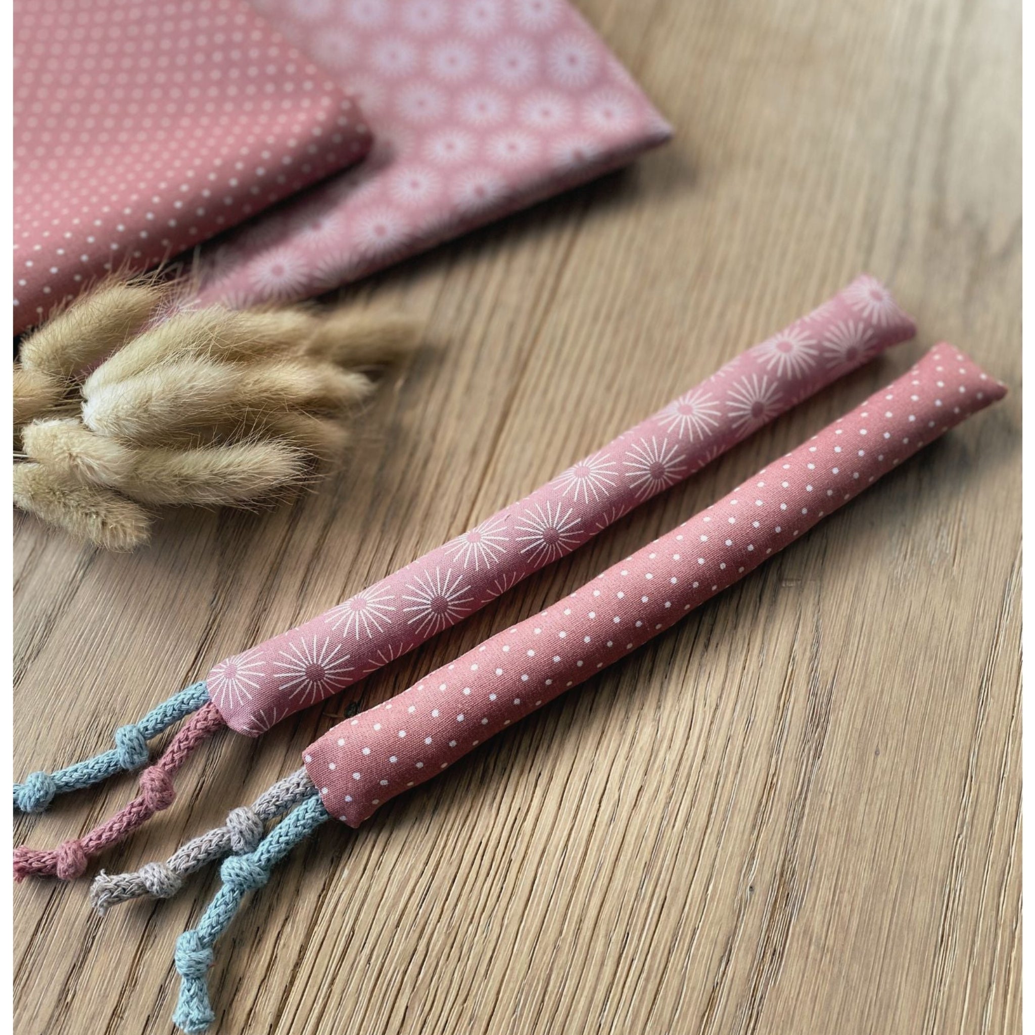 Unterschiedliche Muster der Baby Kaustangen in Altrosa mit minimalistischem Sonnen-Muster und Punkten (Boho-Stil)