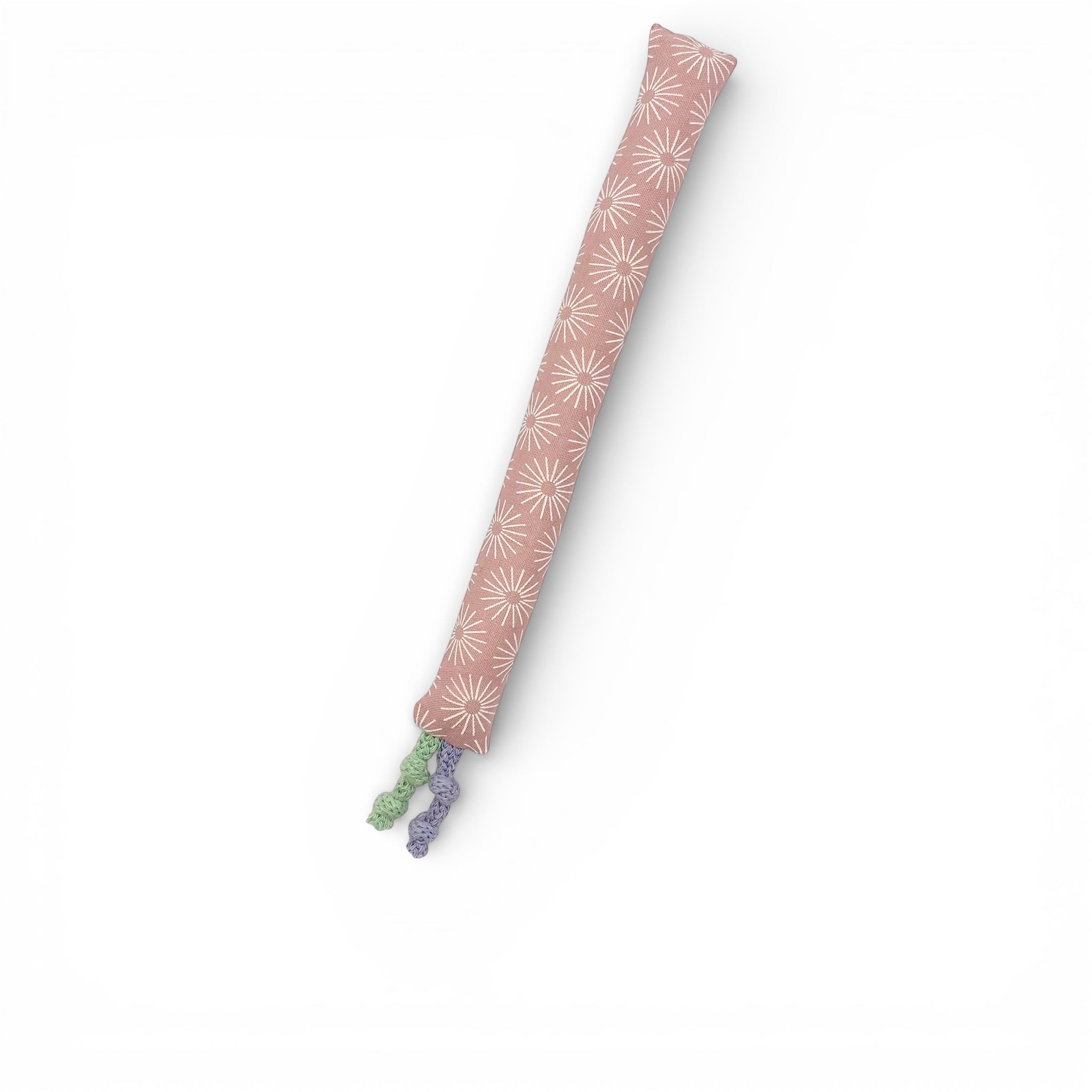 Zart lila Baby-Kaustange aus Baumwolle mit weißem Sonnenmuster als weiche Zahnungshilfe.