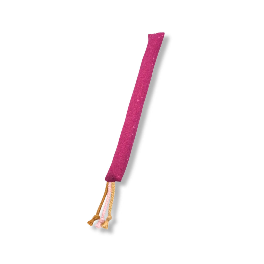 Kaustange aus Bio-Baumwolle in pink, beere mit kleinen unregelmäßigen Tupfen
– handgemacht, Baby Beißring Zahnungshilfe | Lalilukids